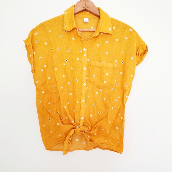 3/$10 Old Navy front tie yellow daisy shirt - Picture 2 of 6